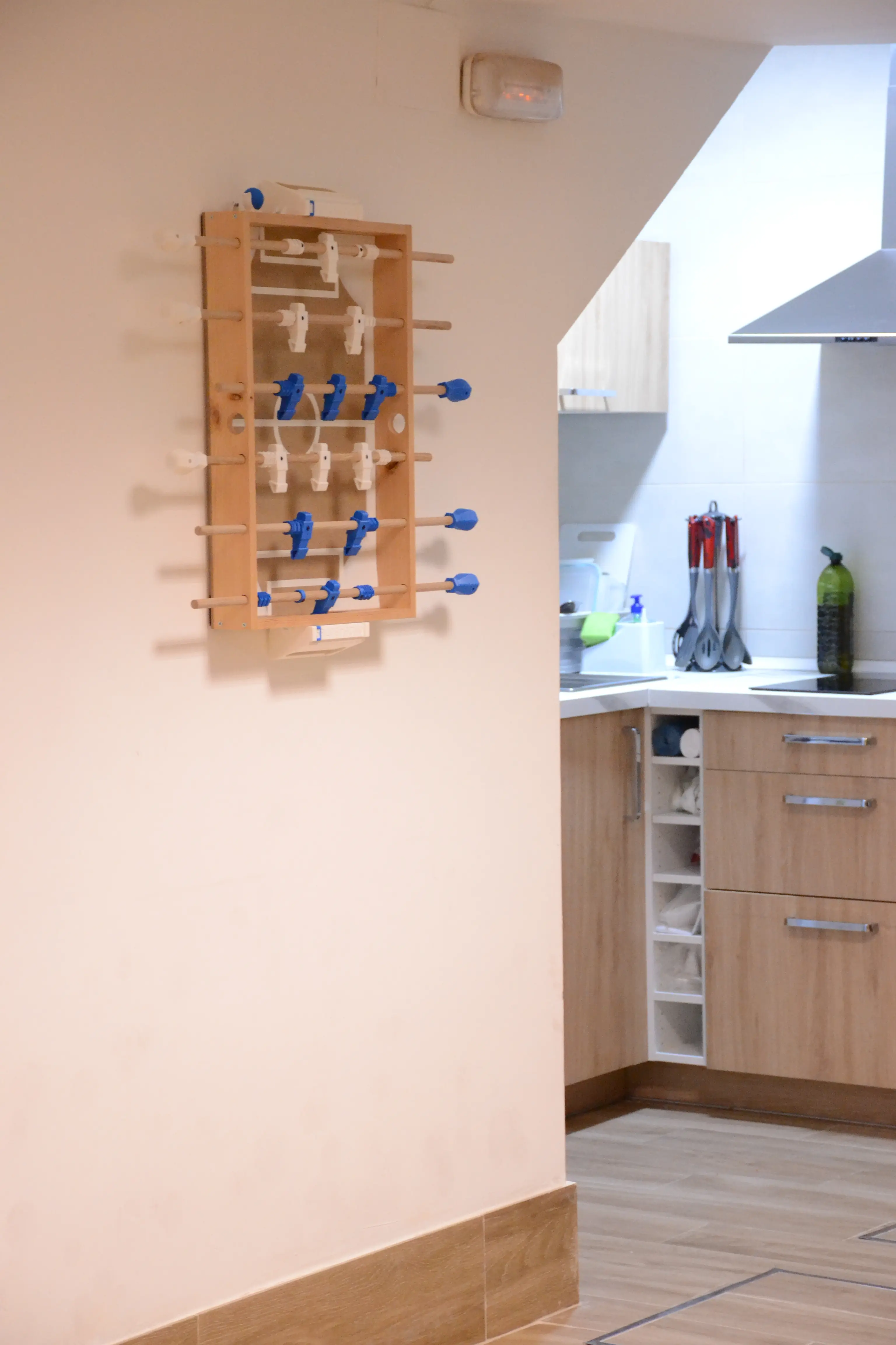 Futbolin en la pared